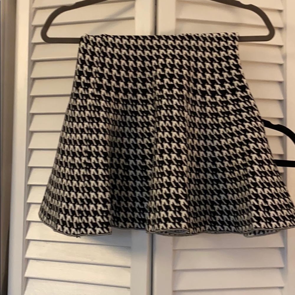Houndstooth stretch skirt with elastic waistband